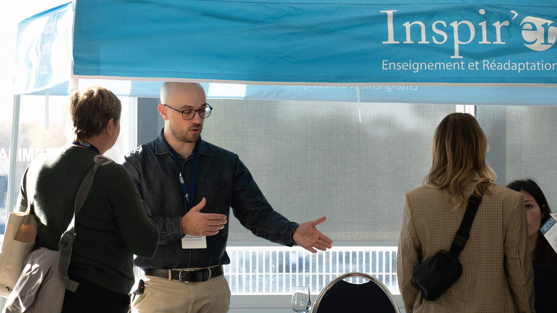 Échanges entre exposants et congressistes au kiosque Inspir'er