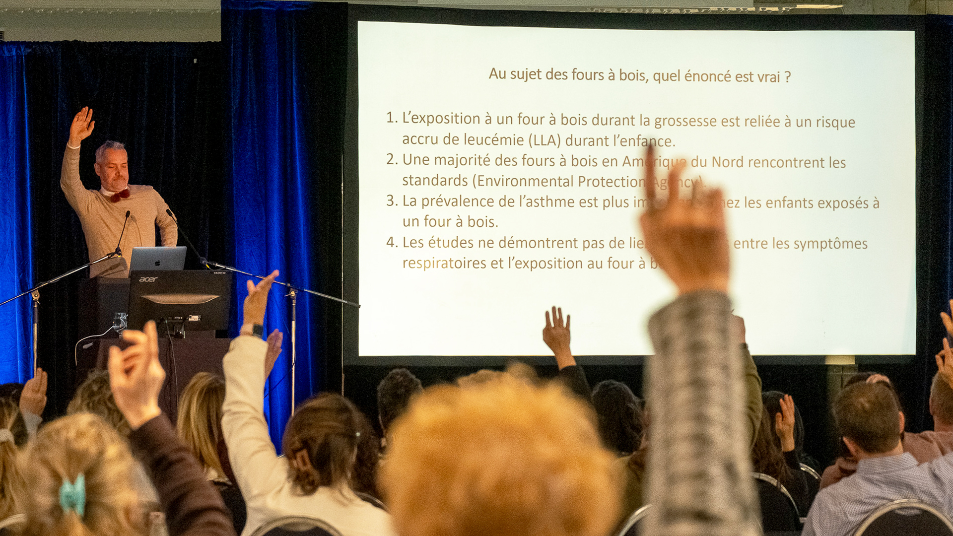 Conférence avec vote à main levée dans la salle