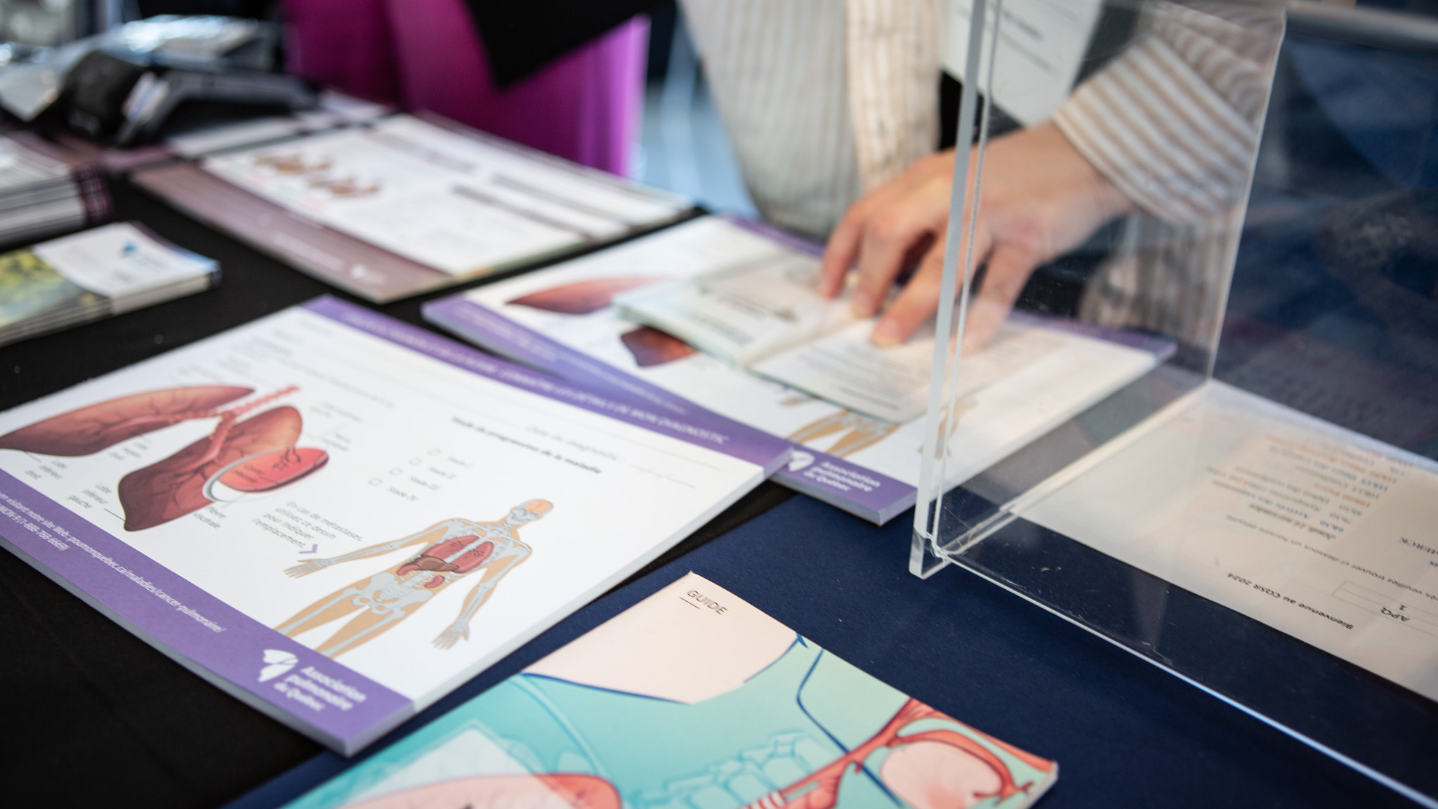 Matériel promotionnel présenté sur une table d'exposant